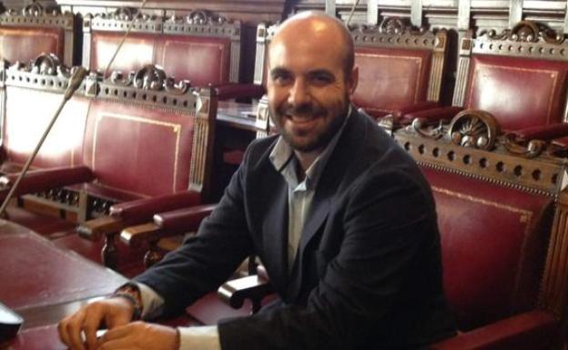 Jorge Lozano, de 43 años, posa sonriente en la sede de la Bolsa de Madrid