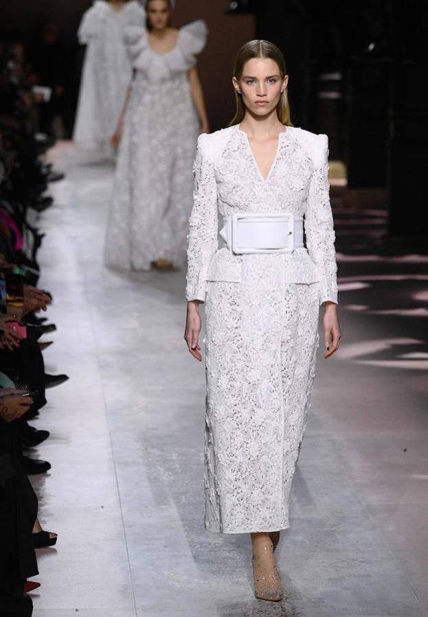 Un vestido blanco con flores de la firma Givenchy.