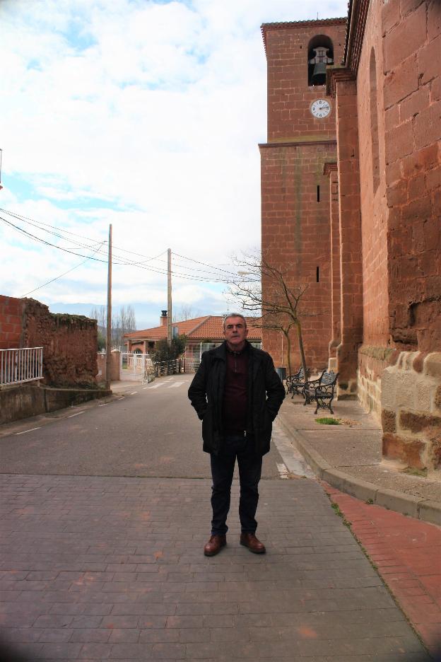 Jesús Armiñanzas, junto a la iglesia del pueblo. 