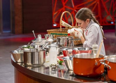 Imagen secundaria 1 - Arriba, Lu con el jurado y Berasategui. Abajo, dos momentos del cocinado de Lu. / RTVE