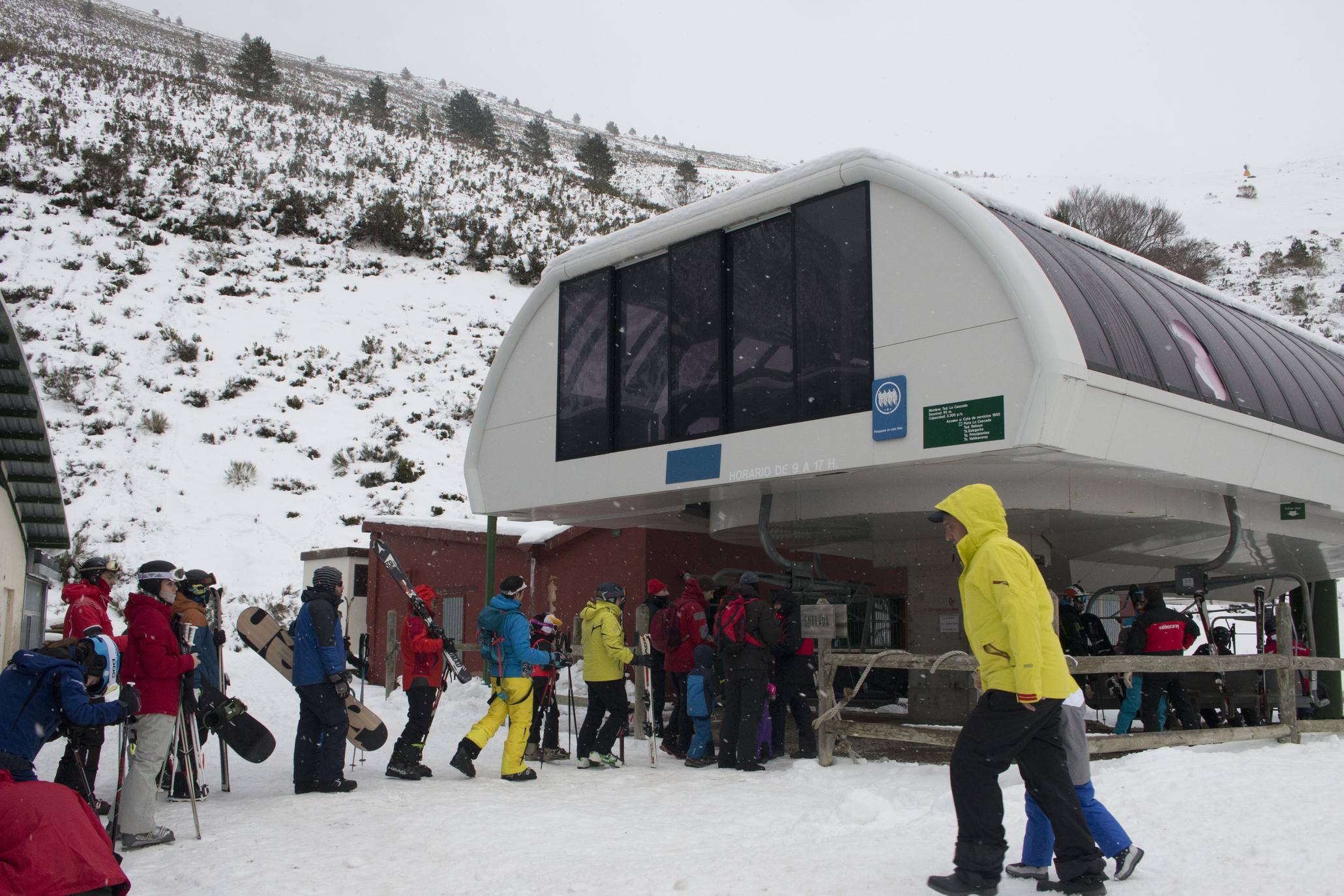 Este sábado la estación riojana ha comenzado a recibir a los esquiadores