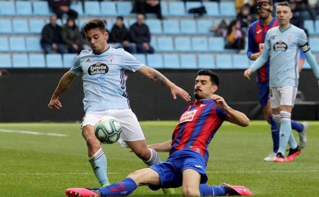 Fran Beltrán y Sergio Alvárez disputando un balón.