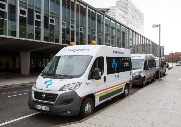 Un grupo de ambulancias aguardan estacionadas a las puertas del Hospital San Pedro.