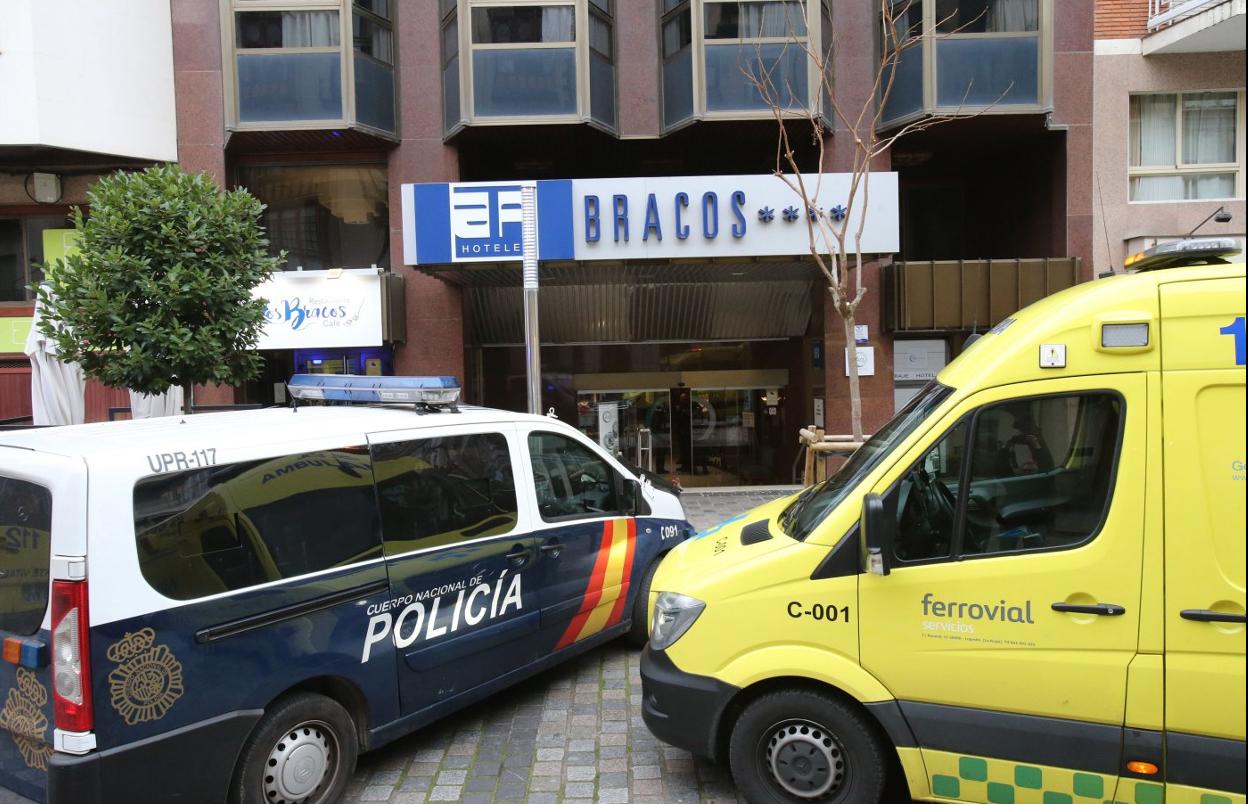 El coche fúnebre que trasladó el cuerpo de la niña, junto al hotel Los Bracos. 