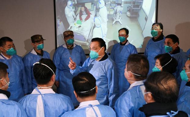 El primer ministro chino, Li Keqiang, visita un hospital en la ciudad de Wuhan.