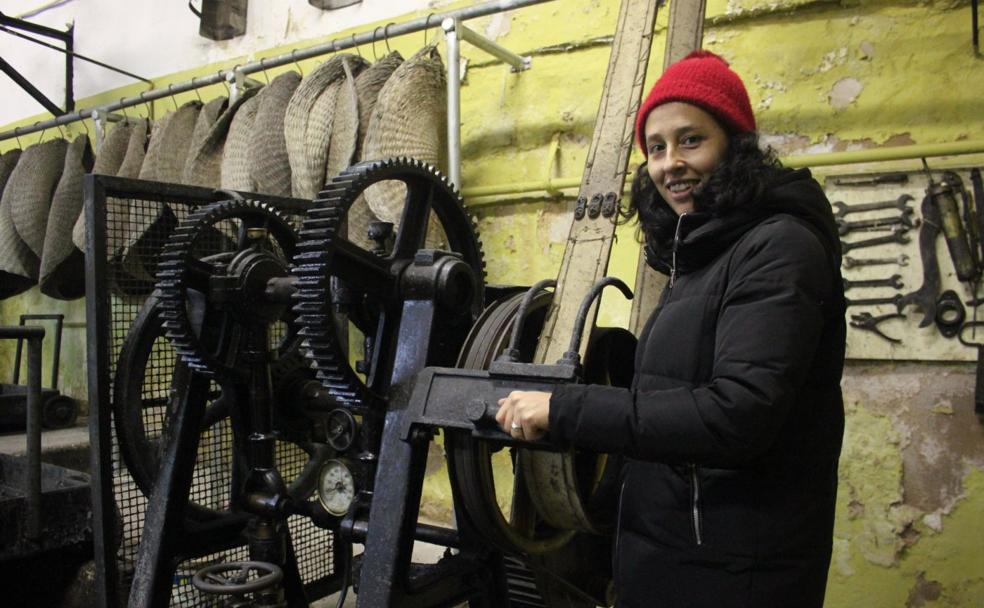 María Jiménez Bobadilla, en una de las piezas del centenario trujal de Tolillo, una de las apuestas de los Amigos de la Historia de Préjano.