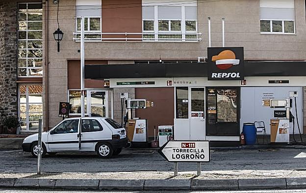 Un conductor para a repostar gasolina en la estación de servicio de Villanueva de Cameros en la mañana de ayer.