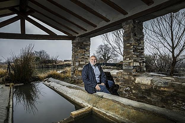 El alcalde, Eloy Ruiz, en el lavadero de Navajún. 