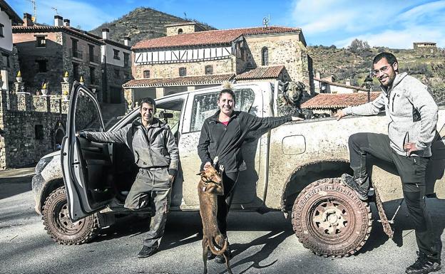 Fran Villarreal, Cristina Galilea y José Ignacio Yécora posan en Ajamil con algunos de sus perros.