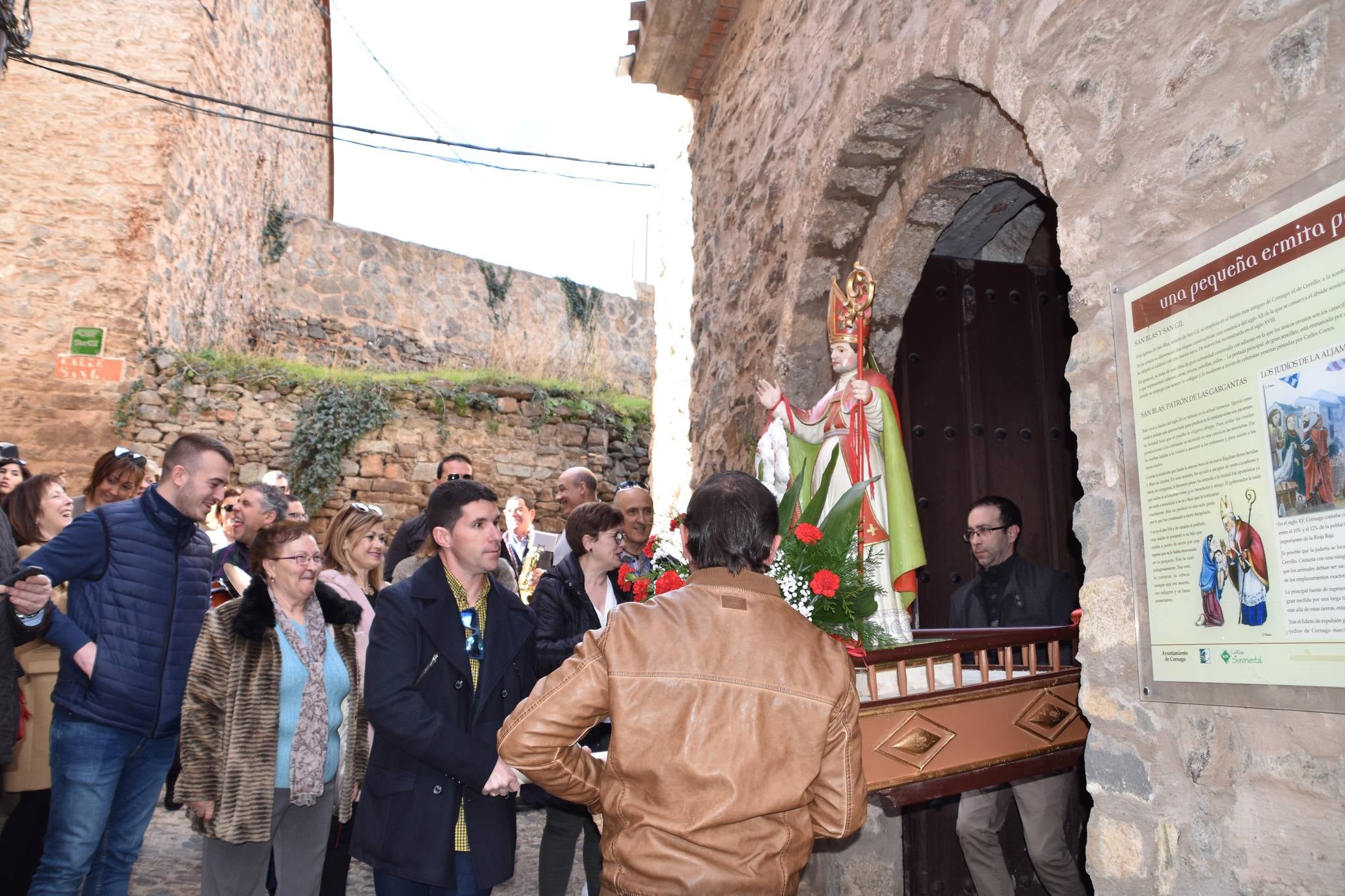 Fotos: Cornago celebra San Blas con procesión, misa, cordones rojos y roscos