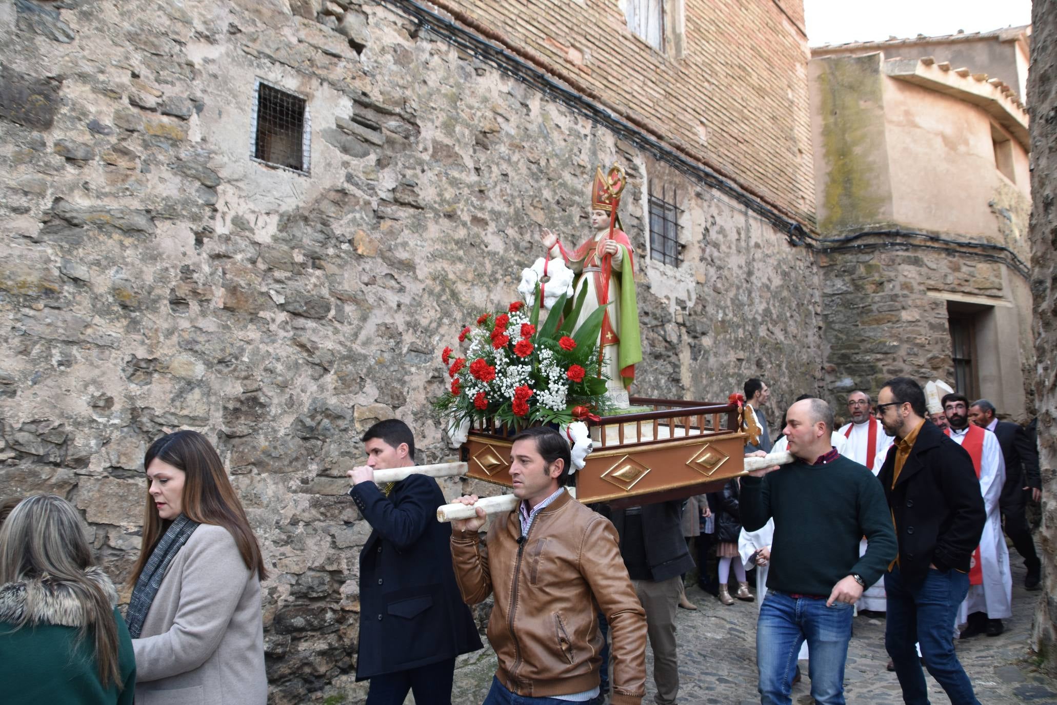 Fotos: Cornago celebra San Blas con procesión, misa, cordones rojos y roscos