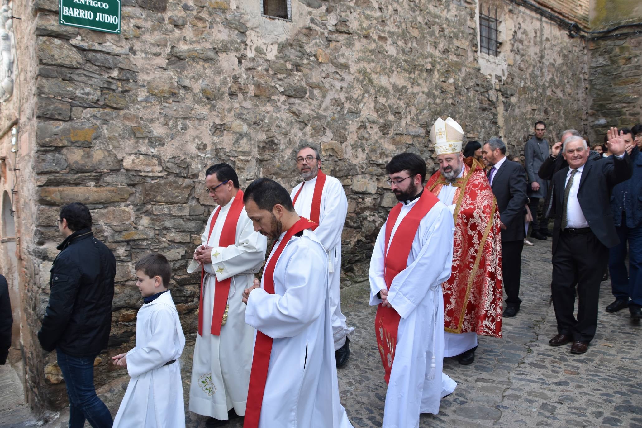 Fotos: Cornago celebra San Blas con procesión, misa, cordones rojos y roscos