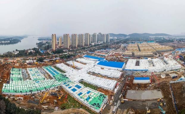 El primero de los dos hospitales de campaña construidos en tiempo récord en Wuhan para asistir a los contagiados empezó este lunes a operar.