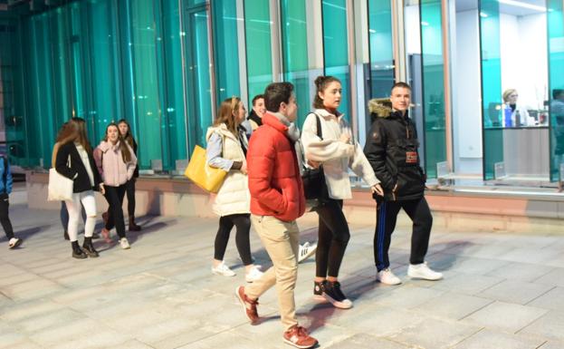 Alumnos de Enfermería, en su primer día en el nuevo edificio. 