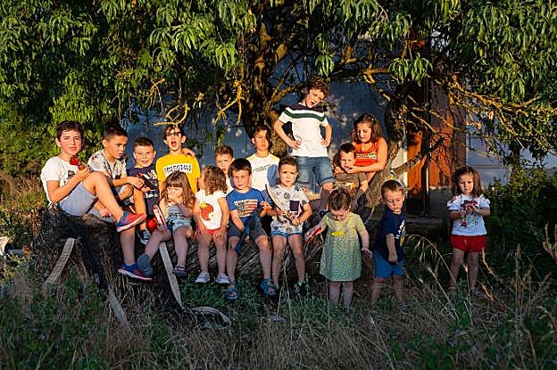 Un grupo de niños de La Unión juegan durante el pasado verano 2019 en el pueblo.