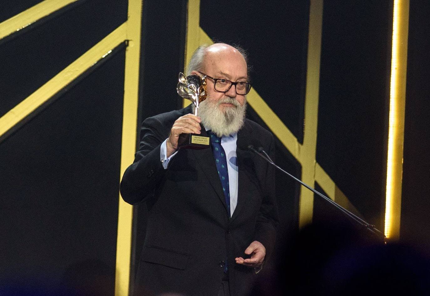 El director José Luis Cuerda, con el premio de honor, en la gala de los Premios Feroz 2019.