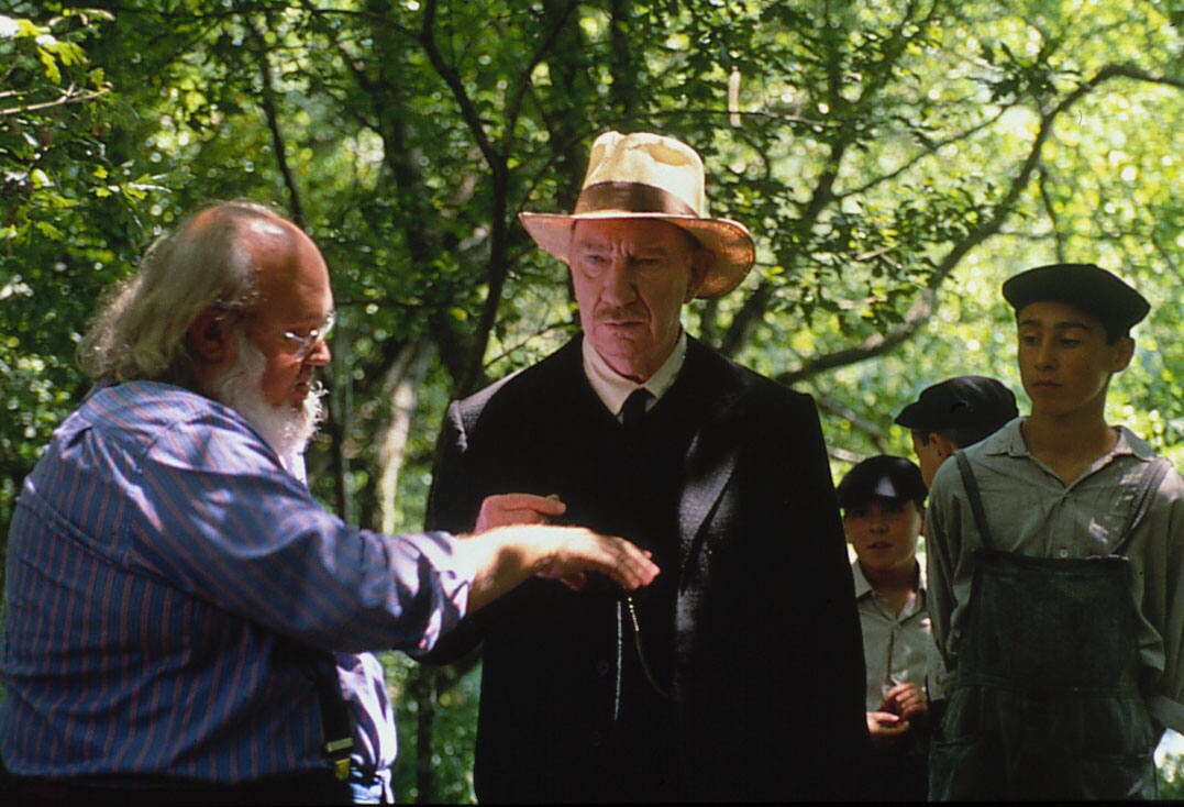 El director, José Luis Cuerda (i) y el actor, Fernando Fernán Gómez (c) durante el rodaje de la película 'La lengua de las mariposas' en 1998