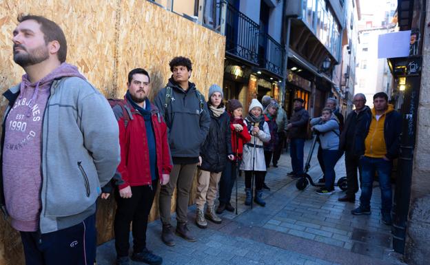 Figurantes esperan a entrar en escena junto a la calle Albornoz.