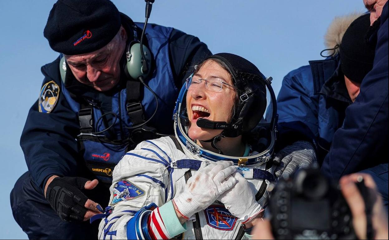 Christina Koch, eufórica, a su llegada a la Tierra.