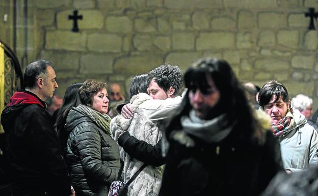 Javier Corral, el padre de la pequeña, recibe el pésame y el cariño de quienes acudieron al funeral de Carolina.