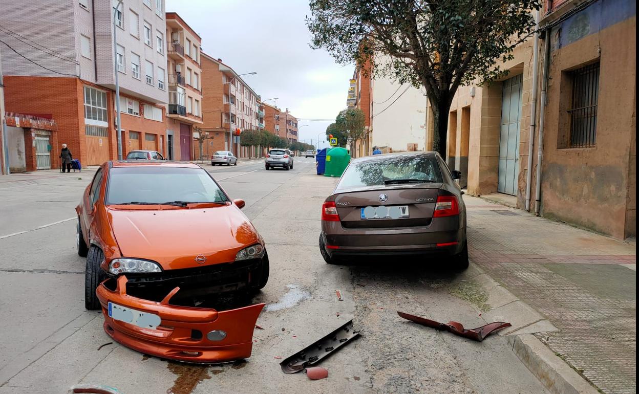 Un vehículo embiste a otro aparcado en la calle Alfonso Peña de Santo Domingo