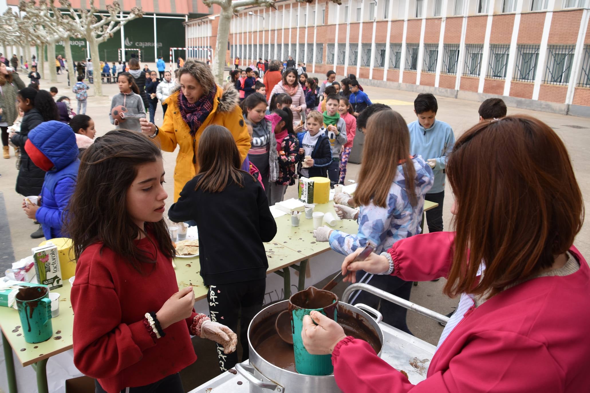 Fotos: II chocolatada solidaria del colegio de Rincón de Soto