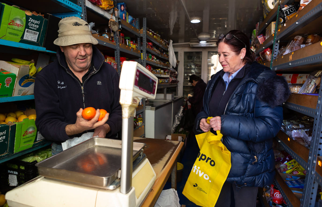 Fotos: Los supermercados móviles de muchos pueblos riojanos