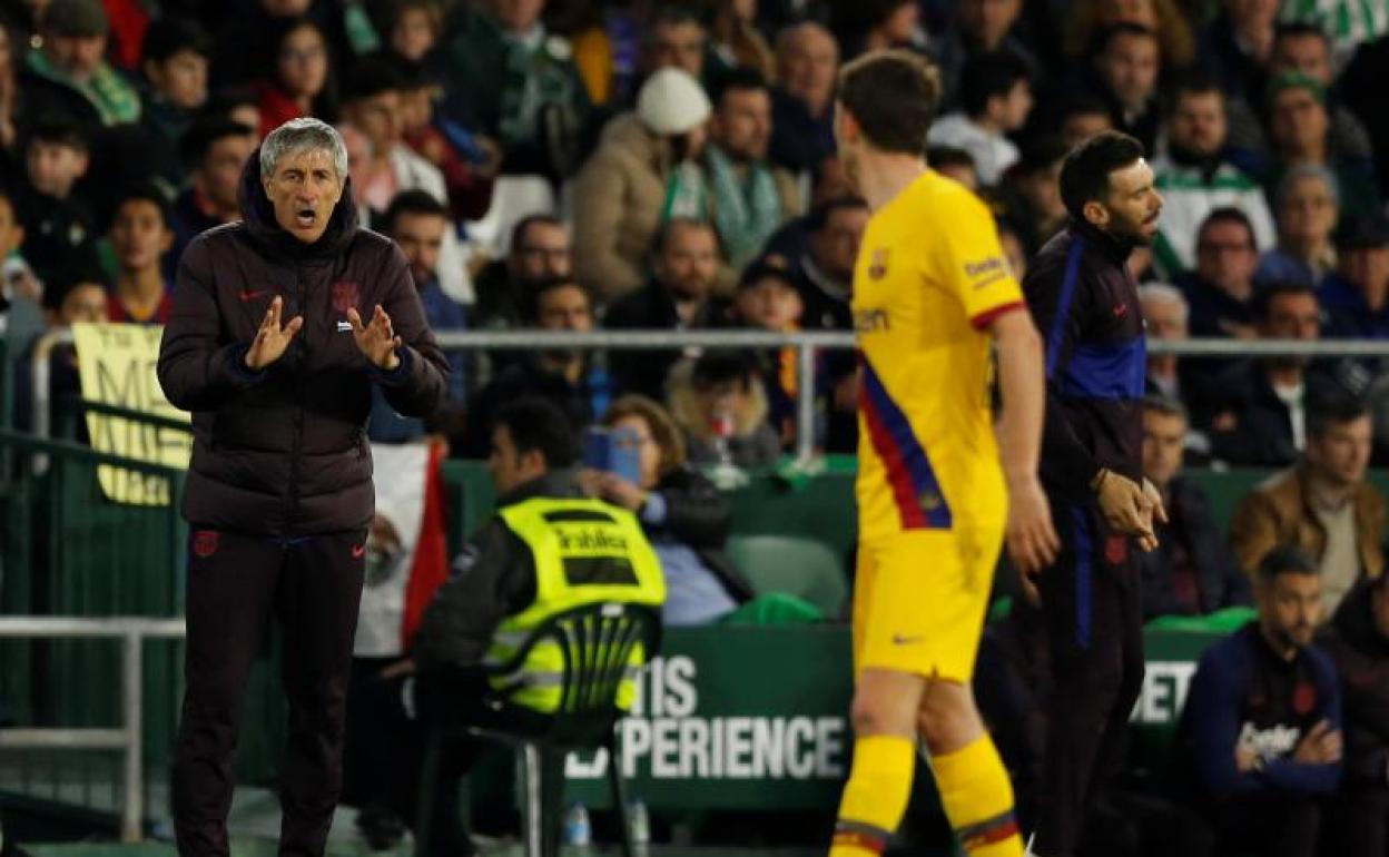 Quique Setién ofrece instrucciones durante el partido.