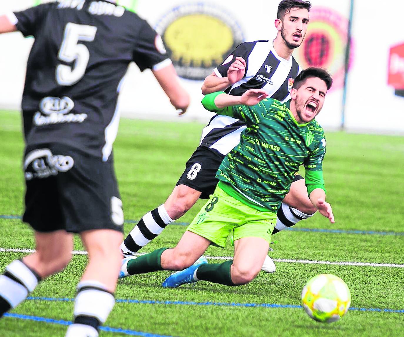 Facu Ballardo entra en falta a un jugador del Guijuelo. 