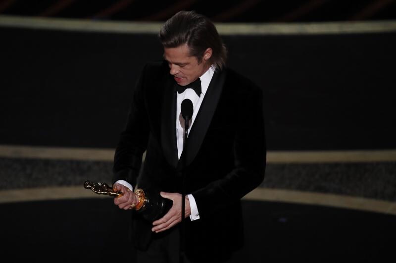 Brad Pitt se lleva el Oscar a Mejor Actor de Reparto por 'Érase una vez en Hollywood'.