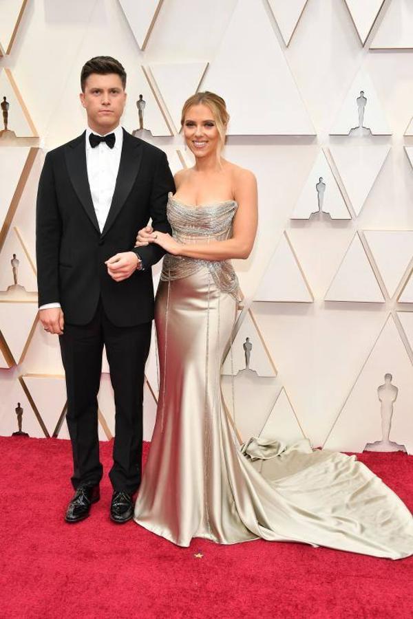 Colin Jost y Scarlett Johansson, de Oscar de la Renta.