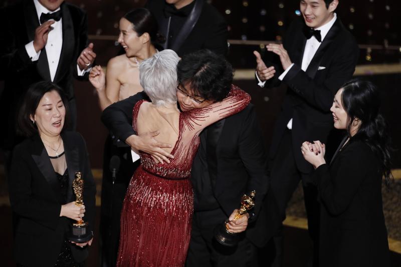 Mejor película: 'Parásitos'. Bong Joon Ho invita a todo el equipo a subir al escenario mientras es felicitado por Jane Fonda.