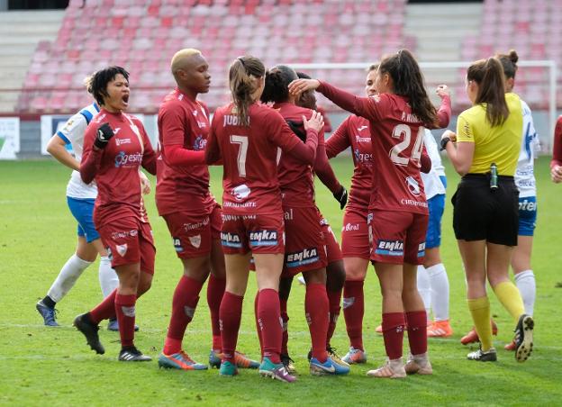 Grace, Dorine, Judith, Pierina, Jade, Grace y Leti celebran un gol frente al Granadilla. 