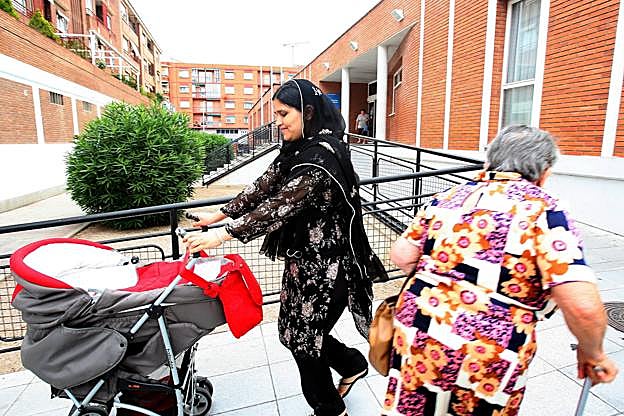 La inmigración contiene el vacío de población en medio centenar de municipios riojanos