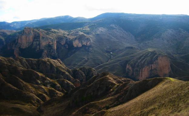 Imagen principal - Cordal de descenso de la senda de Berrendo, vista desde lo alto y Vía Romana del Iregua a la altura de Peña Bajenza, entre Nalda e Islallana