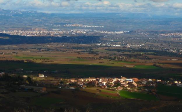 Imagen principal - Vista de Sorzano desde el Cerro de los Cantos, inicio de la senda de Berrendo y tramo en la bajada