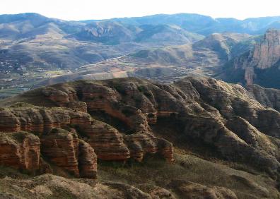 Imagen secundaria 1 - Cordal de descenso de la senda de Berrendo, vista desde lo alto y Vía Romana del Iregua a la altura de Peña Bajenza, entre Nalda e Islallana