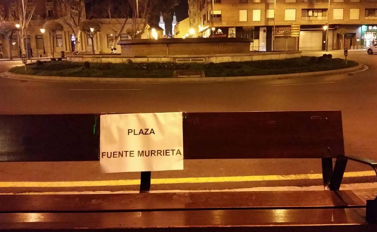 Un vecino anónimo colocó este miércoles carteles en distintas partes de la plaza con el nombre plaza Fuente Murrieta. 