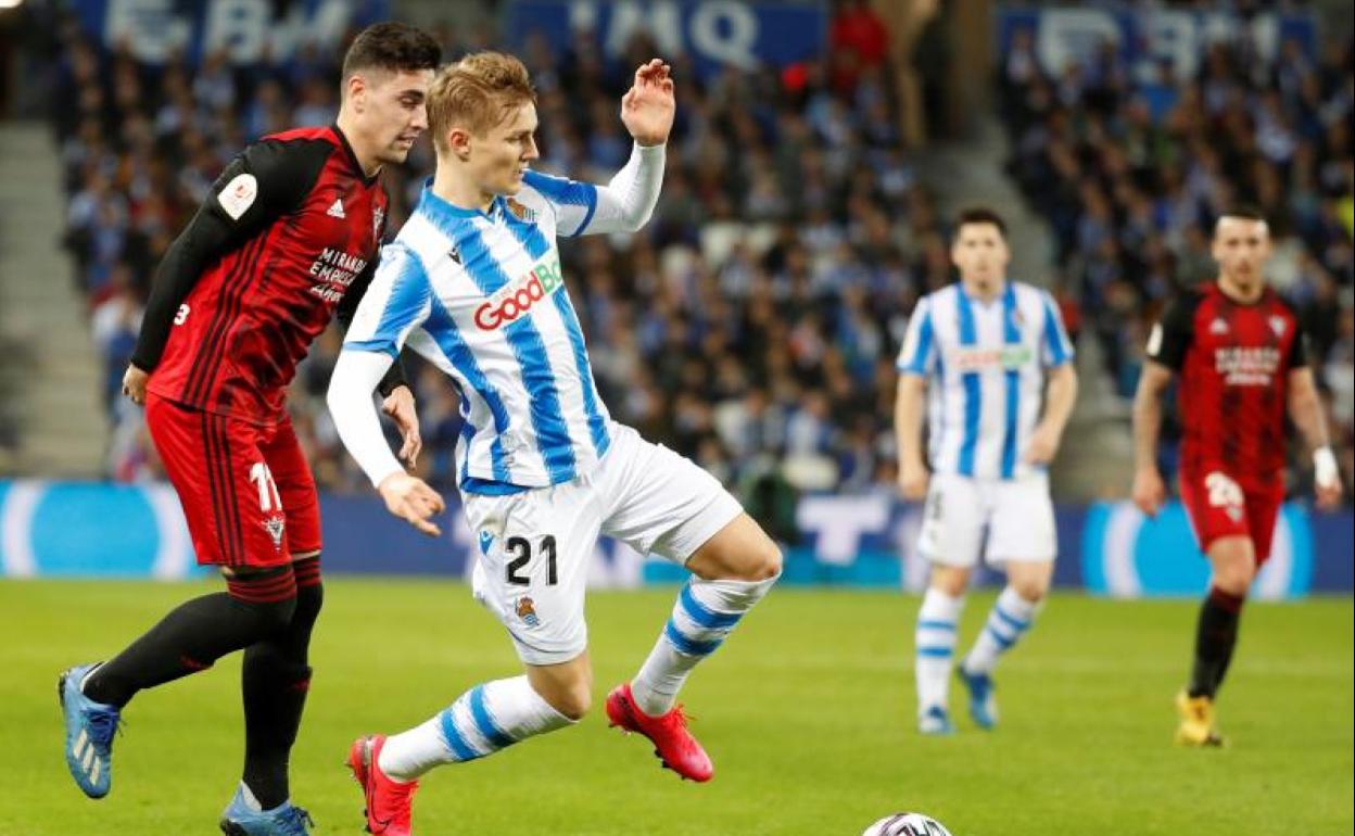 Odegaard, perseguido por Merquelanz. 