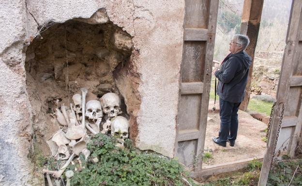 Un montón de cráneos y huesos de anónimos lugareños se apilan en una oquedad de la derruida iglesia de Turza, de la que solo quedan sus muros.