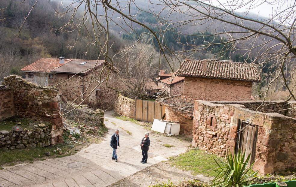 Gloria y Domingo, en la aldea, muy restaurada pero sin servicios básicos.