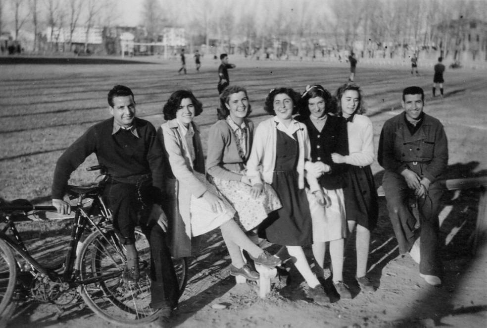  La joven, con una animada cuadrilla de logroñeses anónimos. 