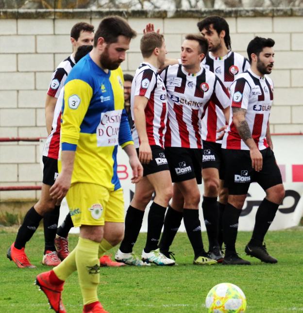 Los jugadores de la SD Logroñés celebran uno de los dos goles de Diego Esteban, ante la desolación de un futbolista rival. 