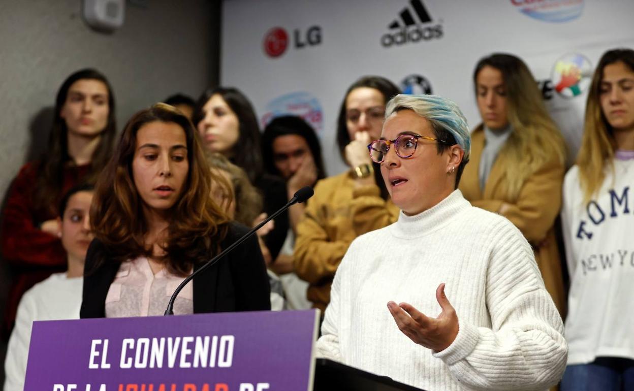 Ainhoa Tirapu, guardameta del Athletic, junto a Priscila Borja, atacante del Real Betis. 