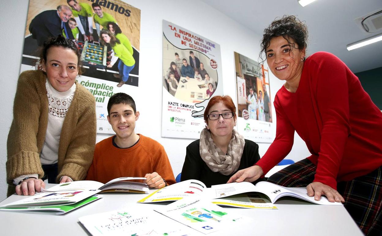 Sandra Loza (izquierda) y Laura Malo (derecha), junto a dos 'validadores' de Plena Inclusión, Cristian y Laura.