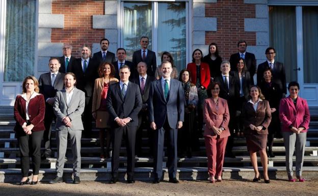 El Rey posa junto al Gobierno en la Zarazuela.