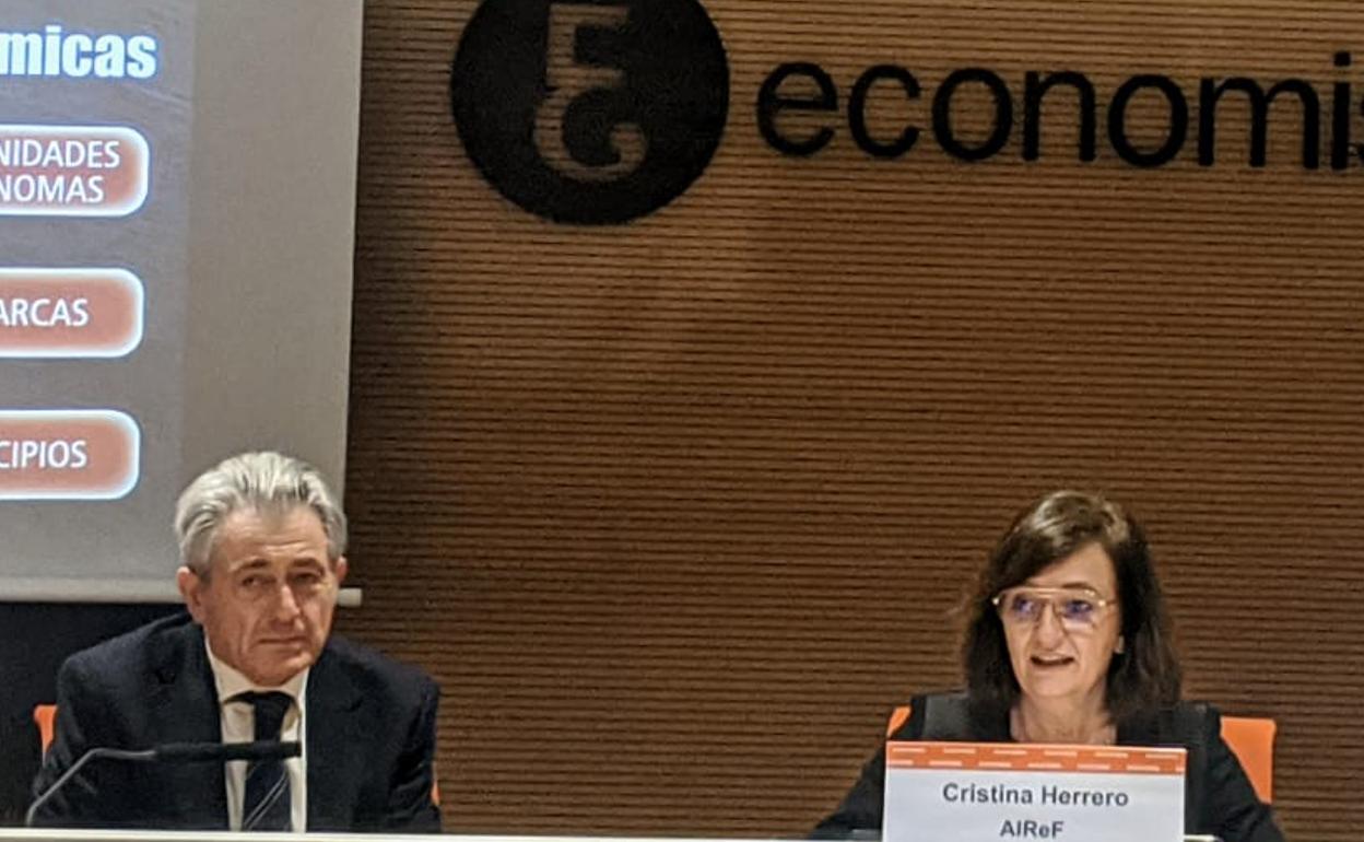 La nueva presidena de la AIReF, Cristina Herrero, en el Consejo General de Economistas.