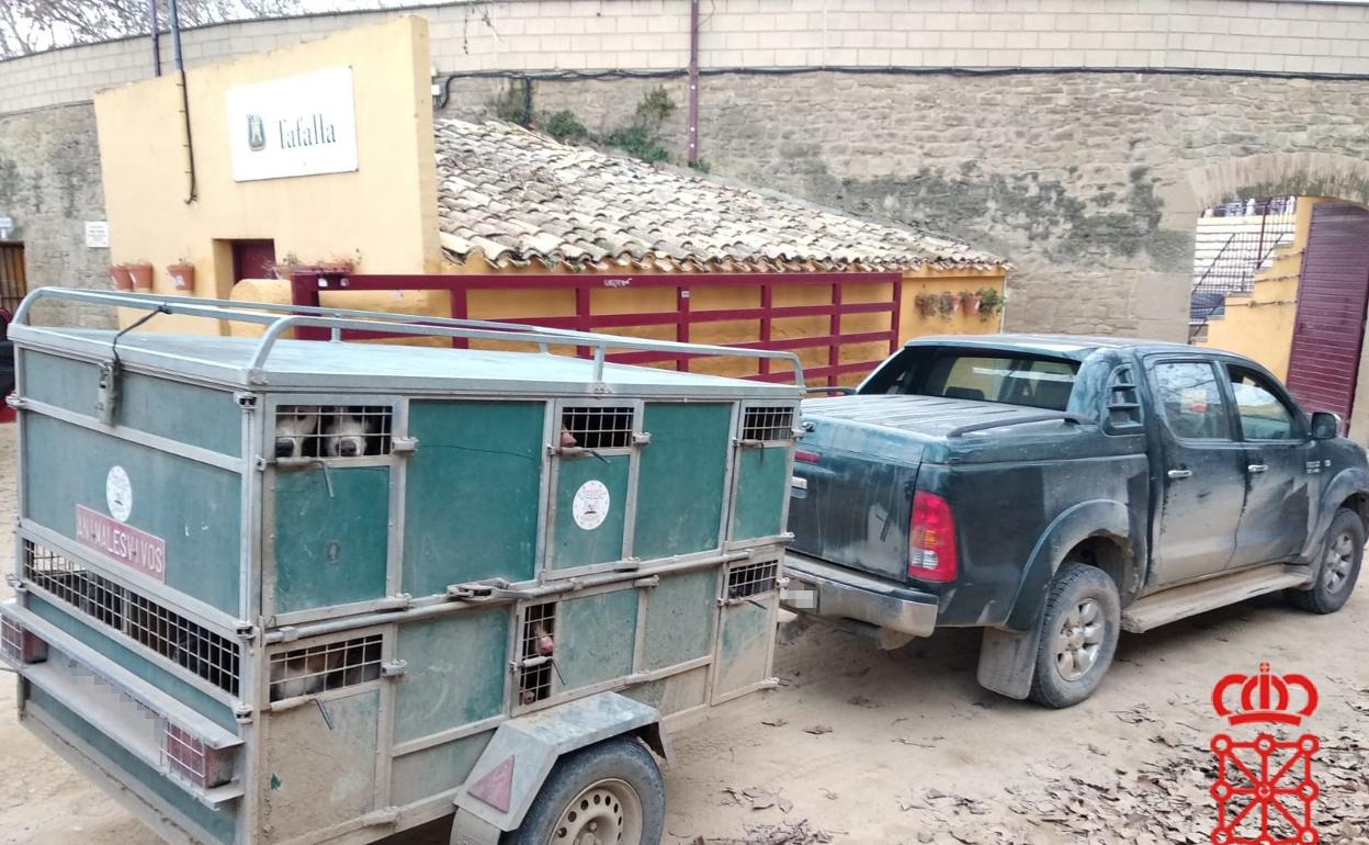 Imagen del coche y el remolque facilitada por la Policía Foral de Navarra. 