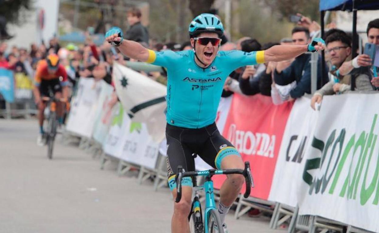 Jakob Fuglsang alza los brazos tras ganar la primera etapa. 