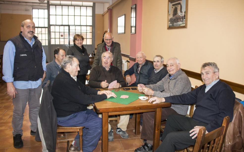 En el casino. El alcalde, Antonio Ortiz de Landázuri, y Ana Esther Agriano, posan junto a unos vecinos que juegan al mus, con su público. 